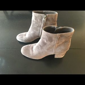 Low suede boots